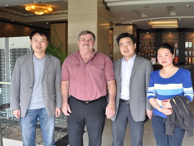 Dans 2013, Des clients américains sont venus visiter l'usine Huawei