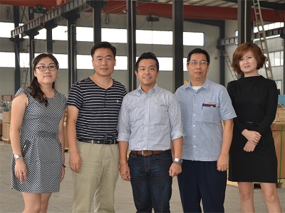 Dans 2013, Des clients de Singapour sont venus visiter l'usine Huawei
