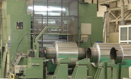 Aluminum foil roll cutting machine